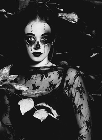 Sötét hangulatú női Halloween-portré